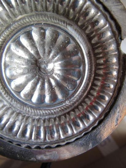 Moutardier et saleron en argent. Le moutardier...