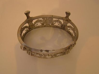 Moutardier et saleron en argent. Le moutardier...