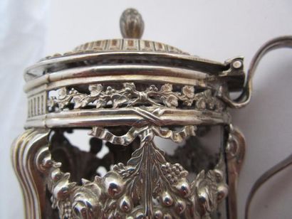 Moutardier et saleron en argent. Le moutardier...