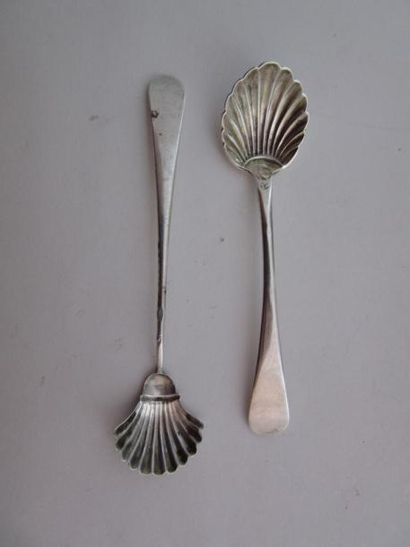 Moutardier et saleron en argent. Le moutardier...