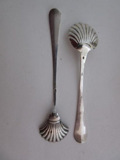 Moutardier et saleron en argent. Le moutardier...