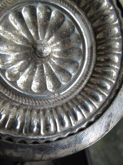 Moutardier et saleron en argent. Le moutardier...