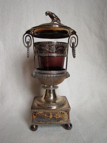 Drageoir en argent, intérieur en verre coloré....