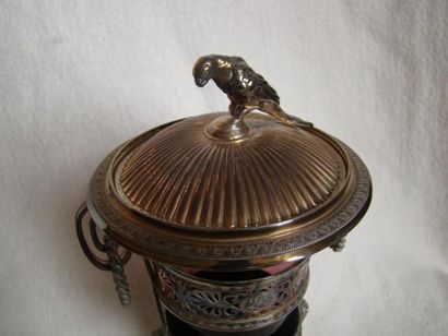 Drageoir en argent, intérieur en verre coloré....
