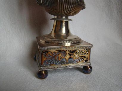 Drageoir en argent, intérieur en verre coloré....