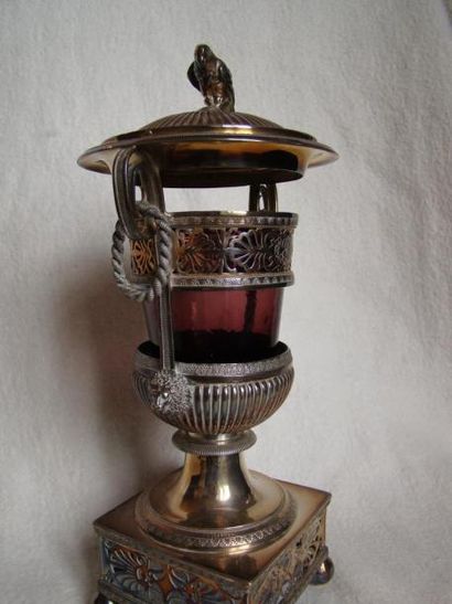 Drageoir en argent, intérieur en verre coloré....