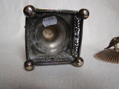 Drageoir en argent, intérieur en verre coloré....