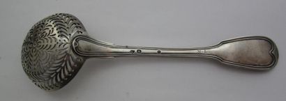 Cuiller saupoudreuse en argent. Modèle à...