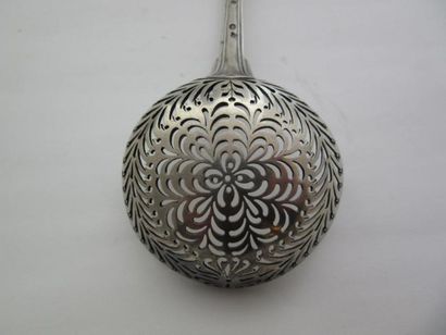 Cuiller saupoudreuse en argent. Modèle à...