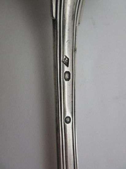 Cuiller saupoudreuse en argent. Modèle à...