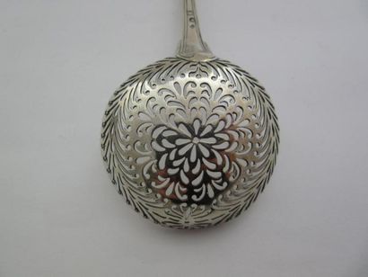 Cuiller saupoudreuse en argent. Modèle à...