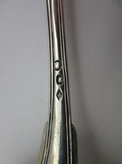 Cuiller saupoudreuse en argent. Modèle à...
