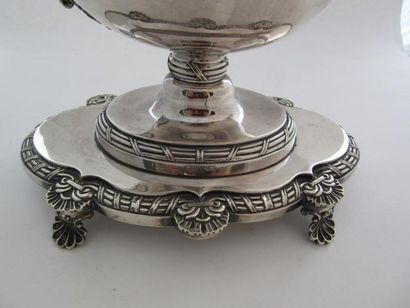 Saucière en argent. Modèle en forme de navette...
