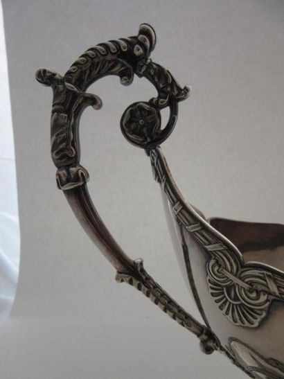 Saucière en argent. Modèle en forme de navette...