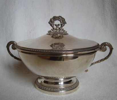 Drageoir en argent. Modèle uni posant sur...