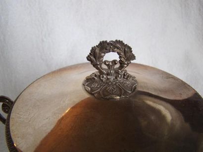 Drageoir en argent. Modèle uni posant sur...