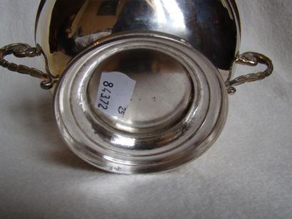Drageoir en argent. Modèle uni posant sur...