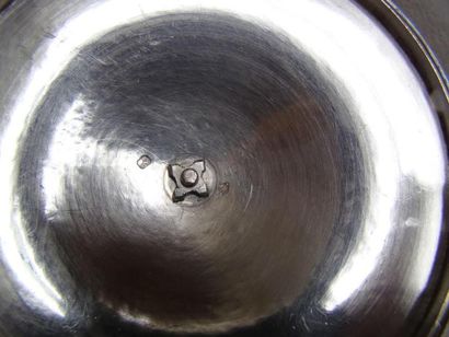 Drageoir en argent. Modèle uni posant sur...