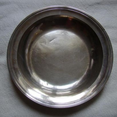 Plat en argent. Modèle circulaire mouluré...