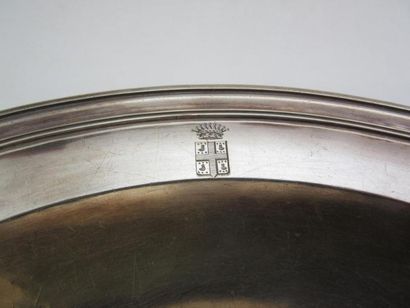 Plat en argent. Modèle circulaire mouluré...