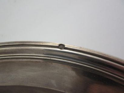 Plat en argent. Modèle circulaire mouluré...