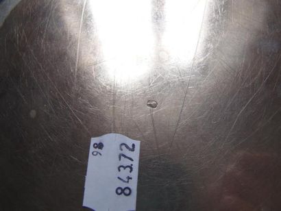Plat en argent. Modèle circulaire mouluré...