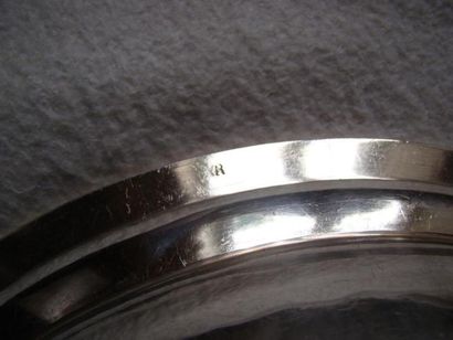 Plat en argent. Modèle circulaire mouluré...