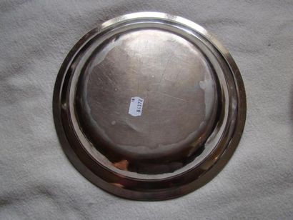Plat en argent. Modèle circulaire mouluré...