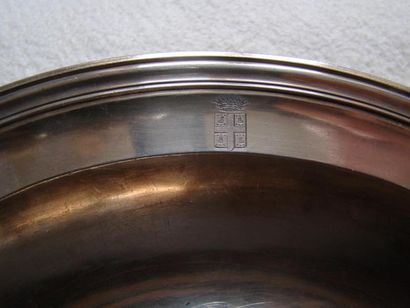 Plat en argent. Modèle circulaire mouluré...