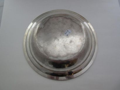 Plat en argent. Modèle circulaire mouluré...