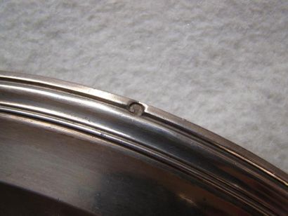 Plat en argent. Modèle circulaire mouluré...