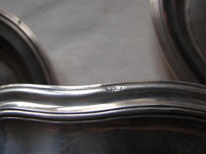 Plat en argent. Modèle circulaire mouluré...