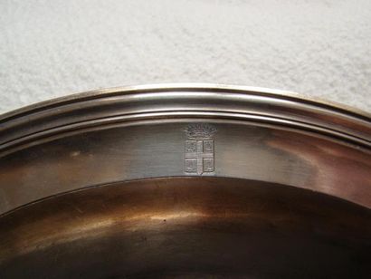 Plat en argent. Modèle circulaire mouluré...