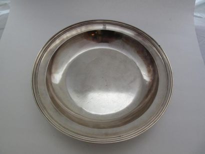 Plat en argent. Modèle circulaire mouluré...