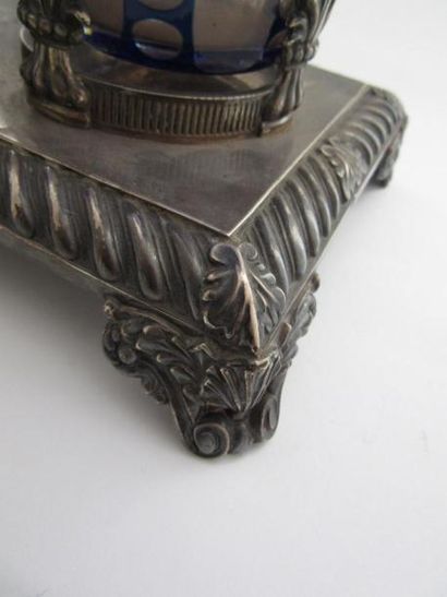 Huilier-vinaigrier en argent, flacons. Modèle...