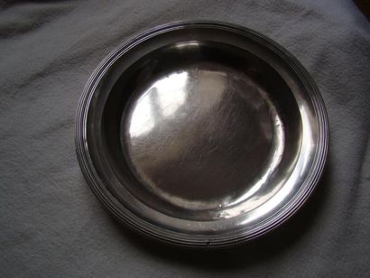 Plat en argent. Modèle circulaire mouluré...