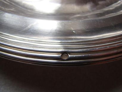 Plat en argent. Modèle circulaire mouluré...