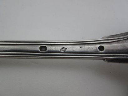 Cuiller à ragoût en argent. Modèle à filets...