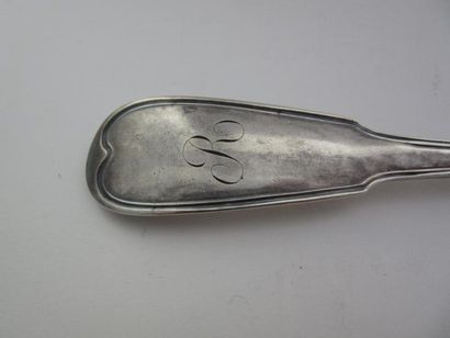 Cuiller à ragoût en argent. Modèle à filets...