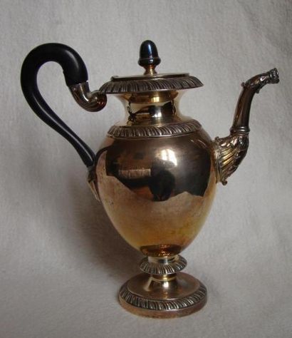 Cafetière en argent. Modèle posant sur une...