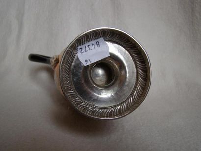 Cafetière en argent. Modèle posant sur une...