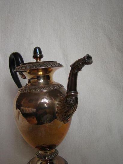 Cafetière en argent. Modèle posant sur une...