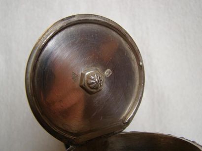 Cafetière en argent. Modèle posant sur une...