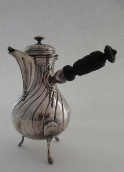Cafetière en argent. Modèle de style Louis...