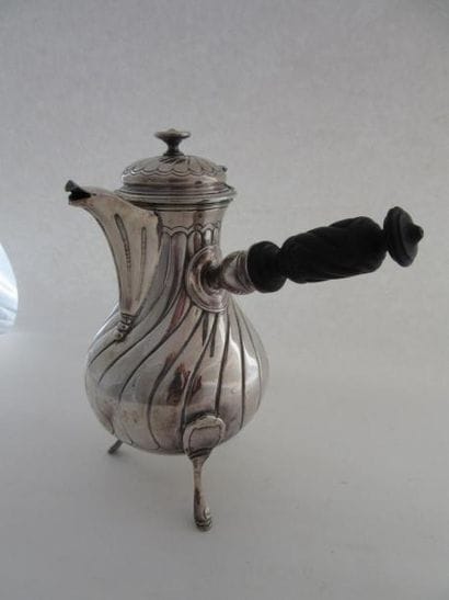 Cafetière en argent. Modèle de style Louis...