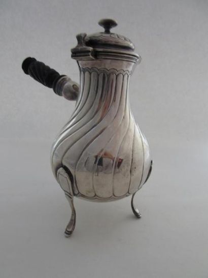 Cafetière en argent. Modèle de style Louis...