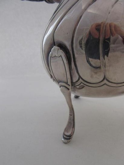 Cafetière en argent. Modèle de style Louis...