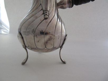 Cafetière en argent. Modèle de style Louis...