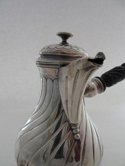 Cafetière en argent. Modèle de style Louis...