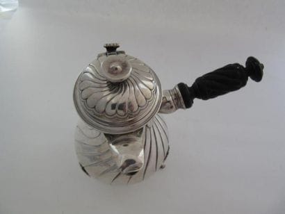 Cafetière en argent. Modèle de style Louis...